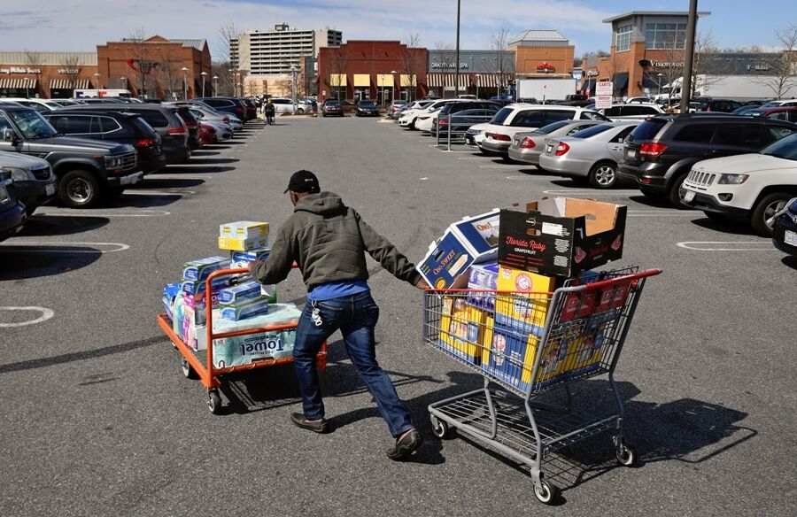 هجوم آمریکایی ها به فروشگاه‌های مواد غذایی در پی اعلام وضعیت اضطراری