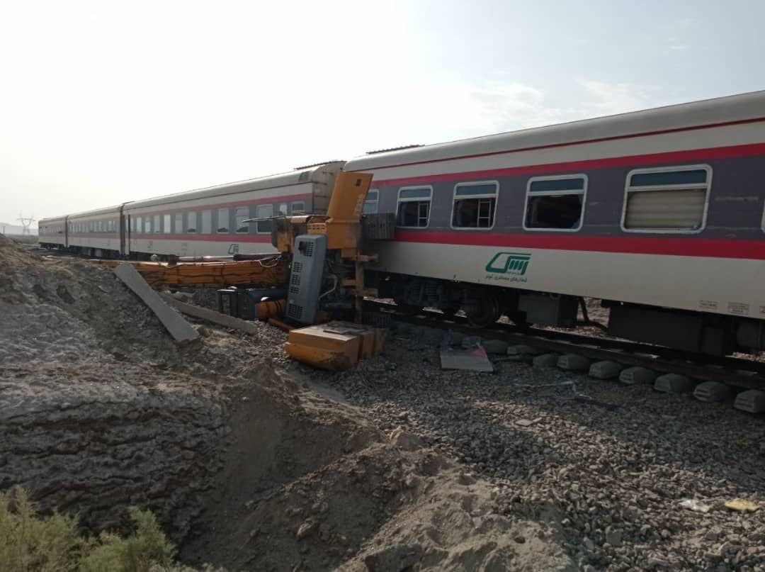 نماینده طبس: برخورد قطار با بیل مکانیکی منجر به حادثه مشهد- یزد شد