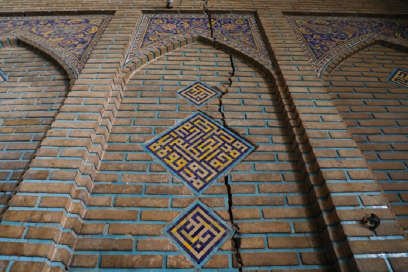 زخم کاری فرونشست بر میراث اصفهان/ گنبدهای فیروزه‌ای ترک می‌خورند