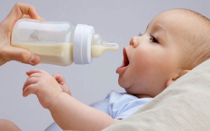 کودک تا چه سنی باید شیر مادر بخورد/ اهمیت مصرف مکمل ها