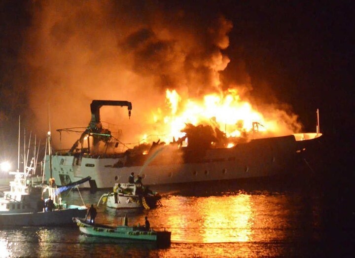 حمله موشکی یمن به یک نفتکش در خلیج عدن / کشتی همچنان می‌سوزد