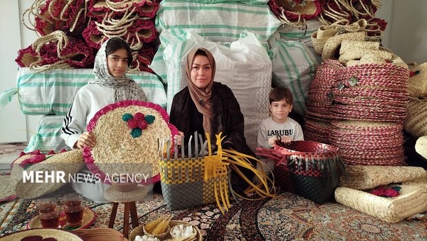 کارآفرینی با دستان خالی؛ وقتی هنر از خانه به بازارهای جهانی میرسد