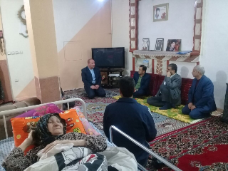 در منزل شهید آقاپور صورت گرفت؛ فرماندار با همراهی رئیس بنیاد پاکدشت از مادر شهید عیادت کرد