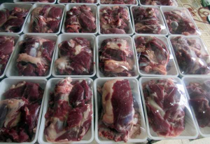 توزیع ۵ تن گوشت نذری در مراکز بهزیستی شهرستان ری