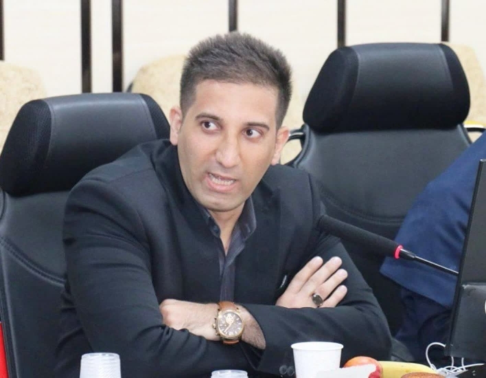 استاندار مرکزی بداند که مشکل صنایع استان مرکزی با افتتاح چند تا پنل خورشیدی حل نمی شود